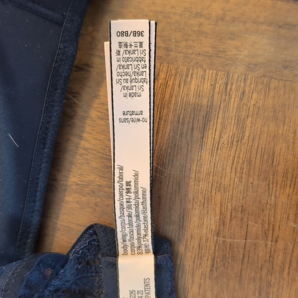 Victoria's Secret - Navy No Wire Bra. 36B - Picture 6 of 8